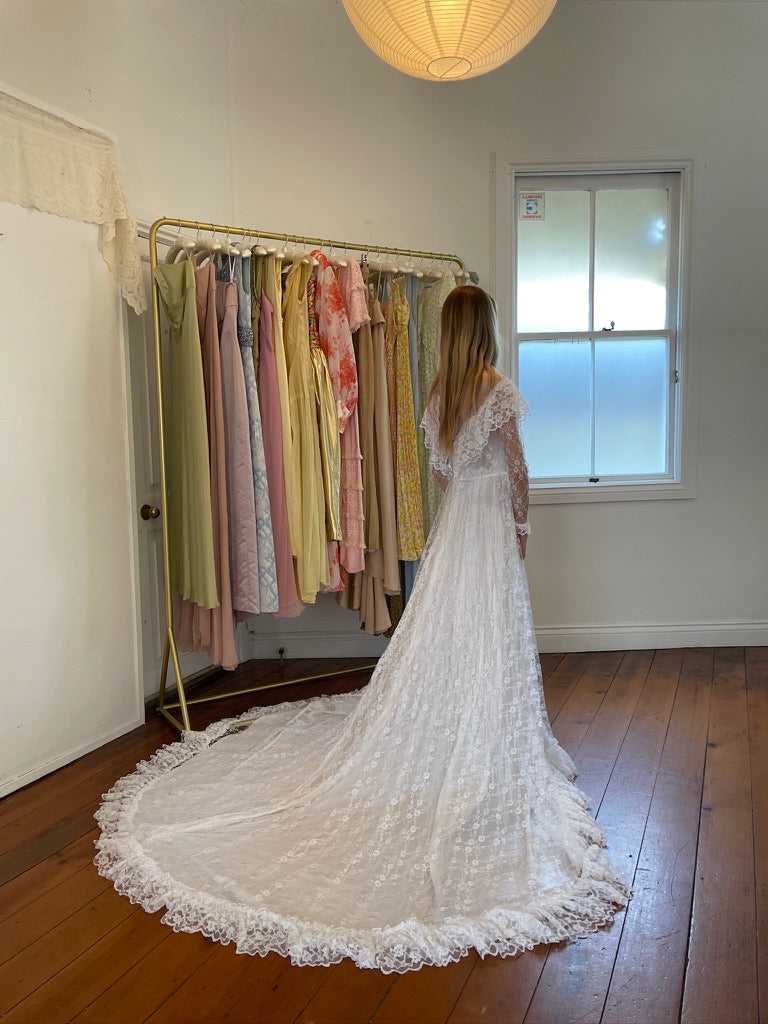 Vintage 80s dramatic lace long sleeve wedding gown with train – Mondo  Archive