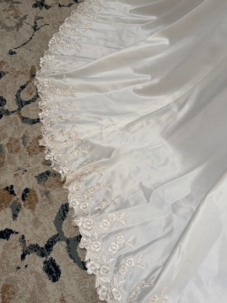 Vintage 00s ivory lacy column wedding dress with detachable train