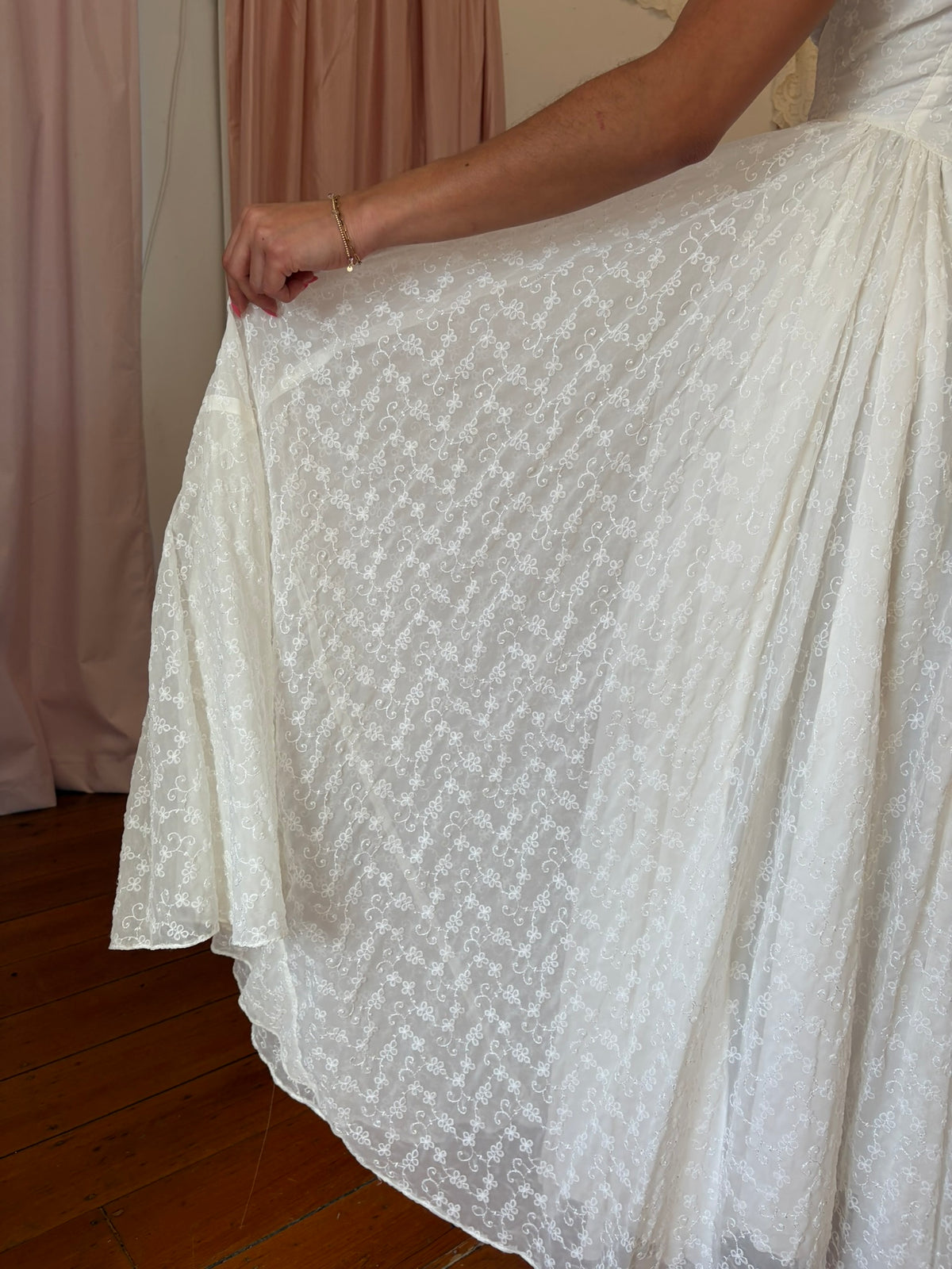Vintage 50s ivory basque waist wedding dress with dramatic collar