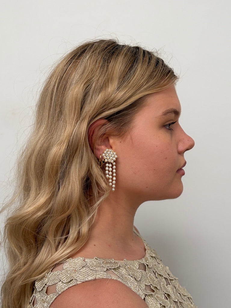 Vintage 90s clustered pearl clip on earrings