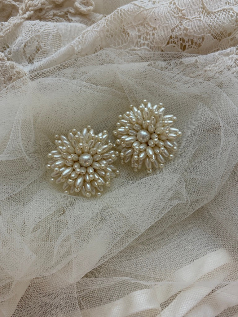 Vintage 80s statement pearl cluster clip on earrings