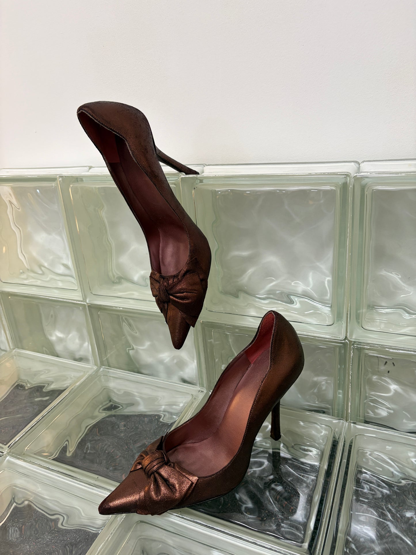 Vintage y2k bronze pointed toe heels with bow