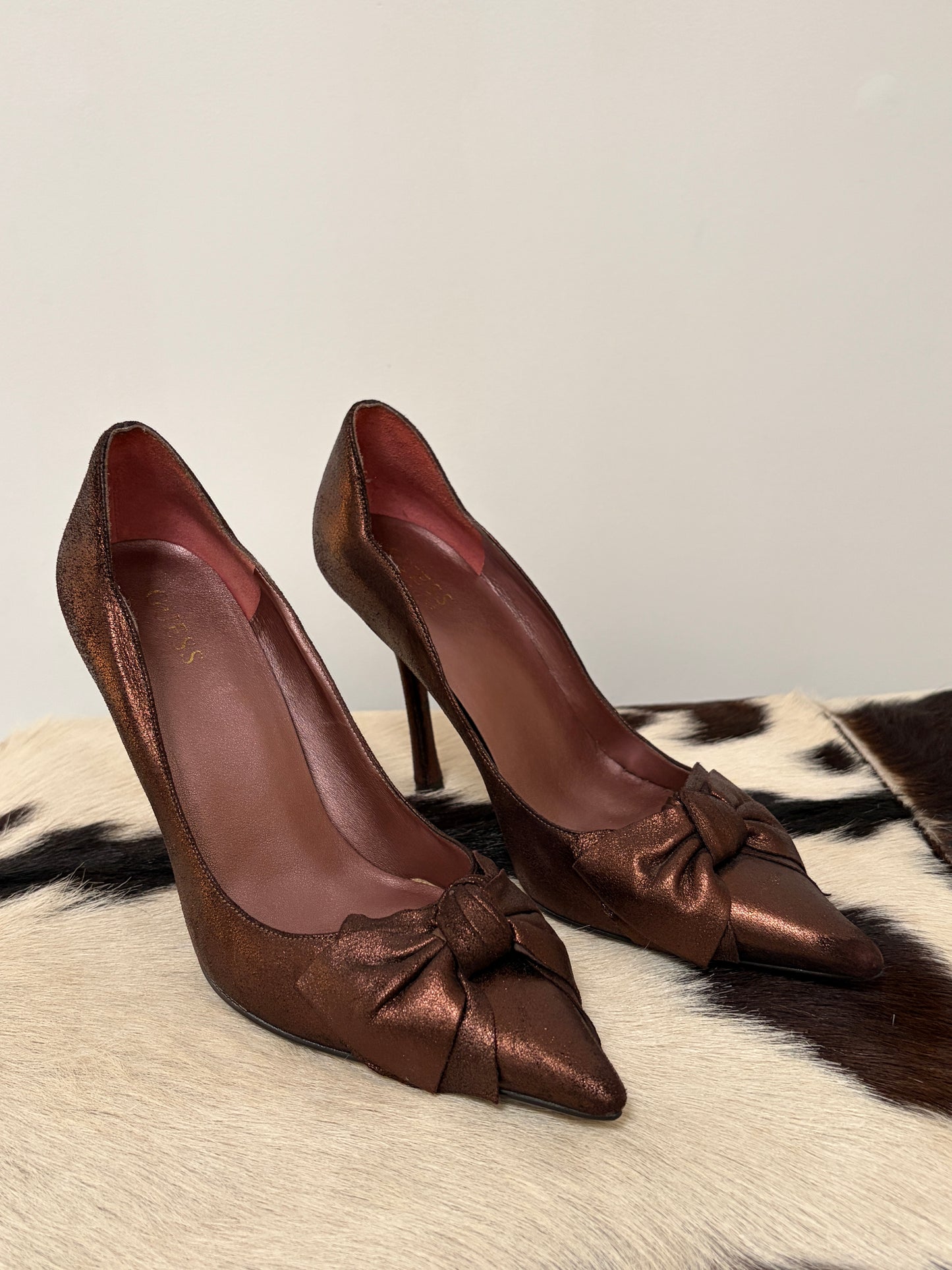 Vintage y2k bronze pointed toe heels with bow