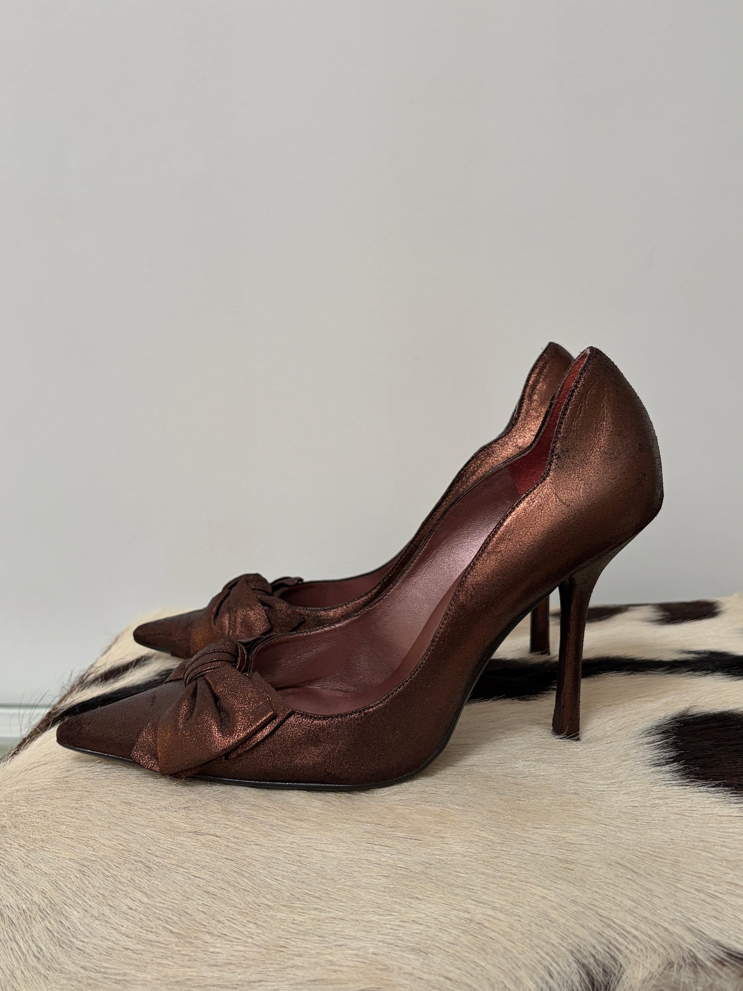 Vintage y2k bronze pointed toe heels with bow