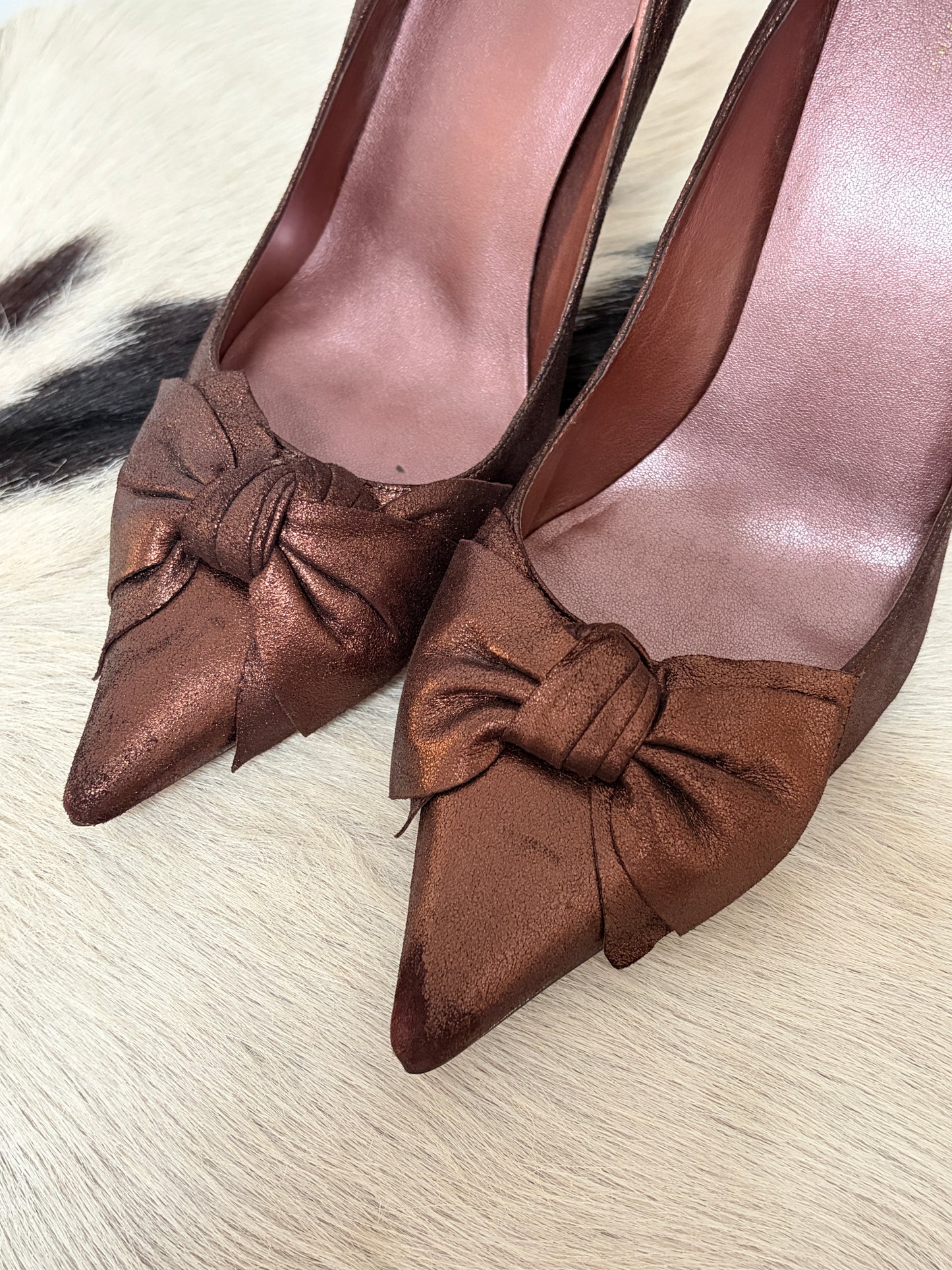 Vintage y2k bronze pointed toe heels with bow